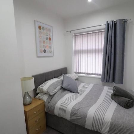 Cosy Two Bedroom First Floor Apartment Birmingham Esterno foto