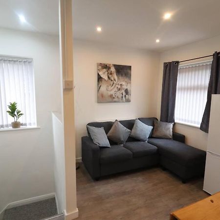 Cosy Two Bedroom First Floor Apartment Birmingham Esterno foto