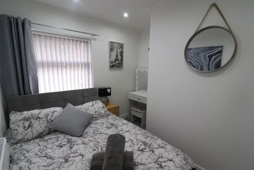 Cosy Two Bedroom First Floor Apartment Birmingham Esterno foto