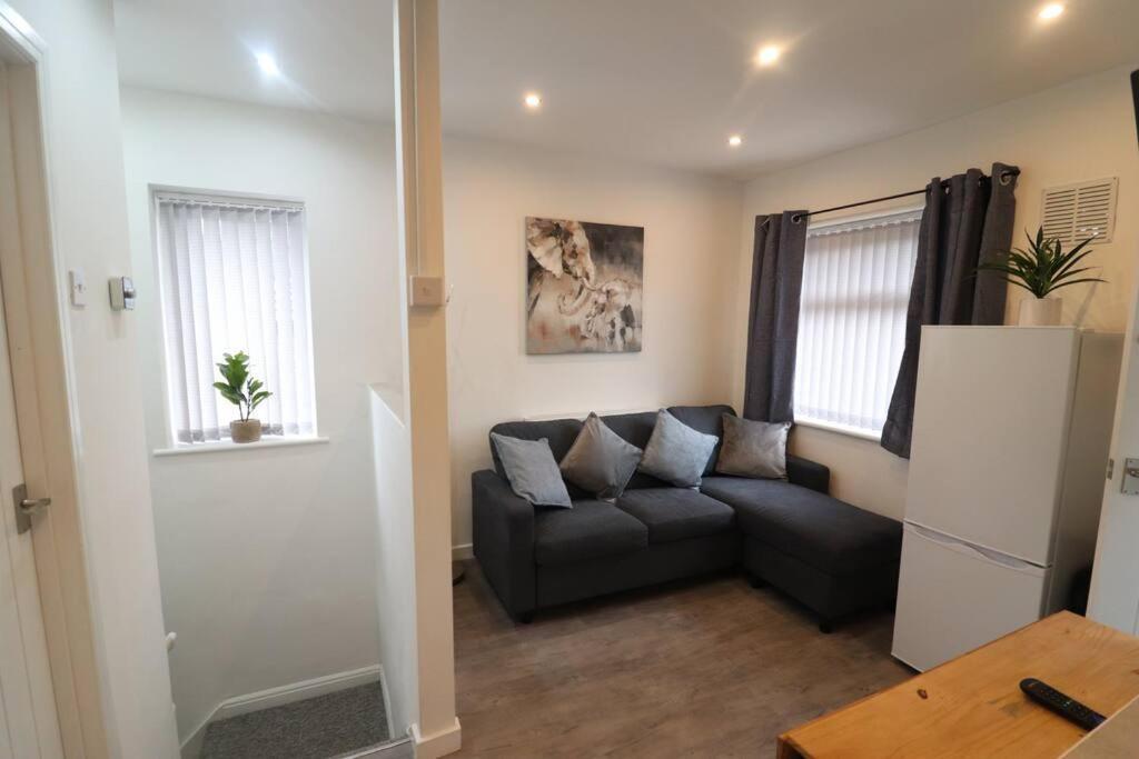 Cosy Two Bedroom First Floor Apartment Birmingham Esterno foto
