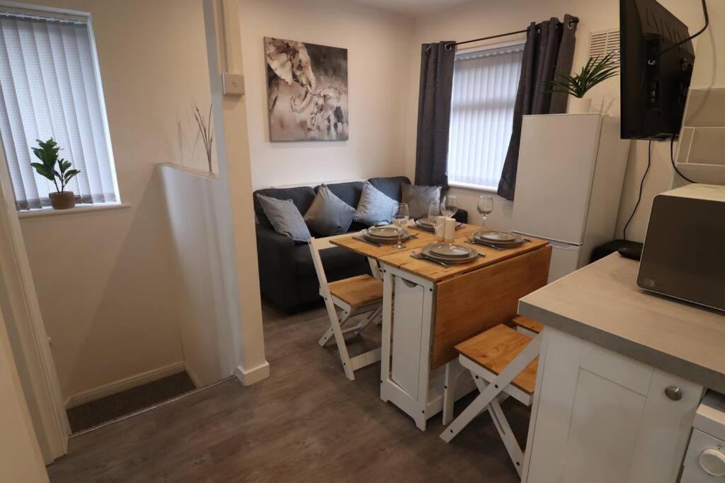 Cosy Two Bedroom First Floor Apartment Birmingham Esterno foto